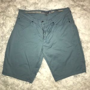34 Men’s aqua shorts